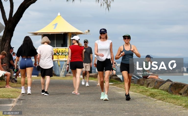 As pessoas aproveitam o ar livre na véspera de Natal em Coolangatta, na Gold Coast, Queensland, Austrália.