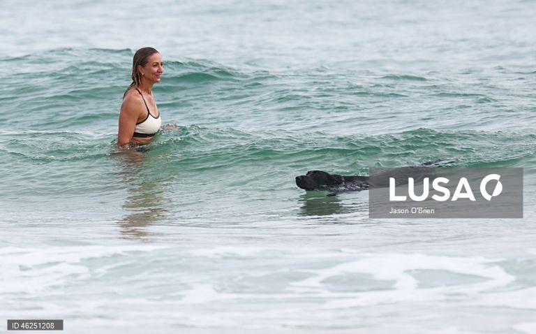 As pessoas aproveitam o ar livre na véspera de Natal em Coolangatta, na Gold Coast, Queensland, Austrália.