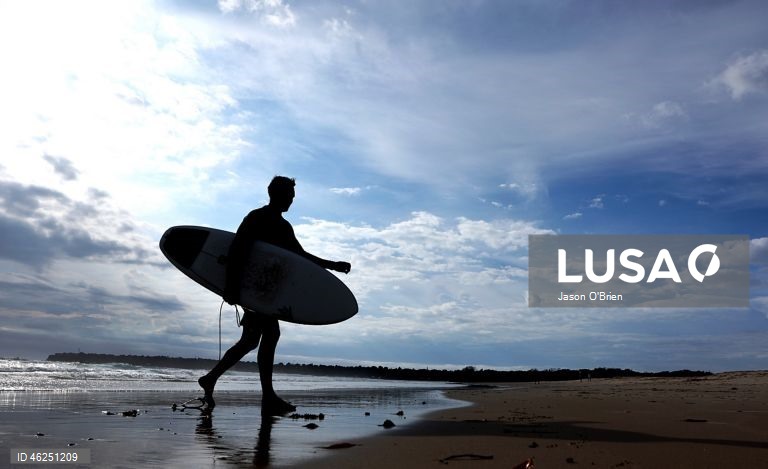 As pessoas aproveitam o ar livre na véspera de Natal em Coolangatta, na Gold Coast, Queensland, Austrália.