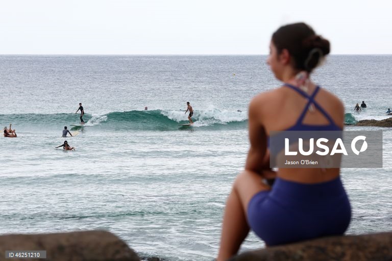 As pessoas aproveitam o ar livre na véspera de Natal em Coolangatta, na Gold Coast, Queensland, Austrália.