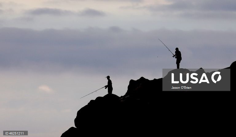 As pessoas aproveitam o ar livre na véspera de Natal em Coolangatta, na Gold Coast, Queensland, Austrália.