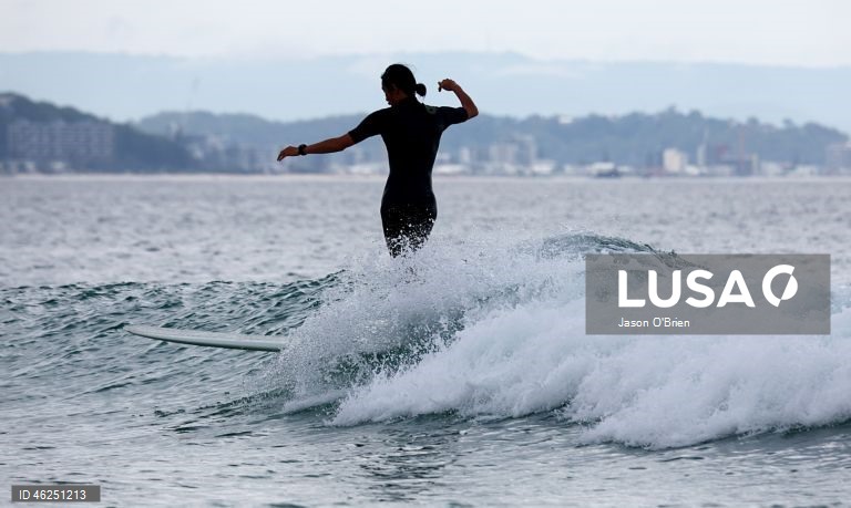 As pessoas aproveitam o ar livre na véspera de Natal em Coolangatta, na Gold Coast, Queensland, Austrália.