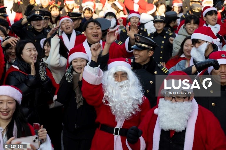 Voluntários sul-coreanos vestidos com trajes de Pai Natal participam de um evento beneficente na véspera de Natal em Seul, Coreia do Sul. A Fundação da Juventude da Coreia organizou o evento, distribuindo presentes a 1.004 crianças carentes.  