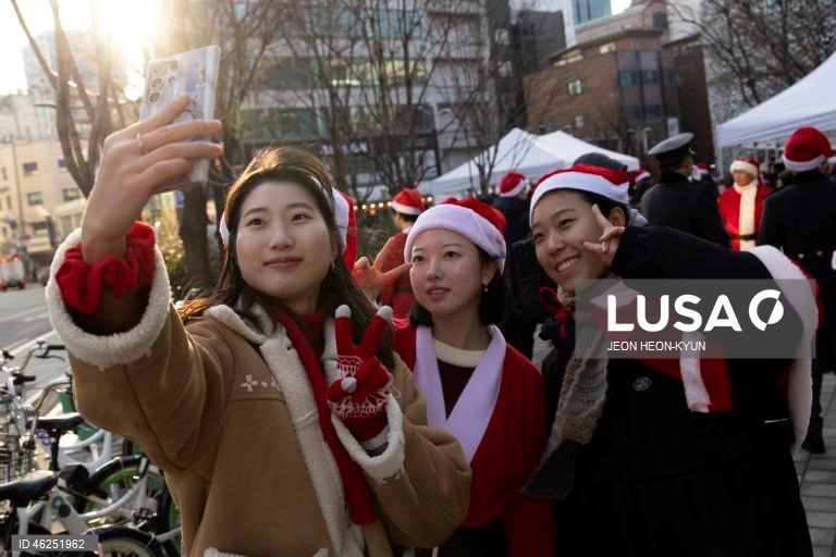 Voluntários sul-coreanos vestidos com trajes de Pai Natal participam de um evento beneficente na véspera de Natal em Seul, Coreia do Sul. A Fundação da Juventude da Coreia organizou o evento, distribuindo presentes a 1.004 crianças carentes.  
