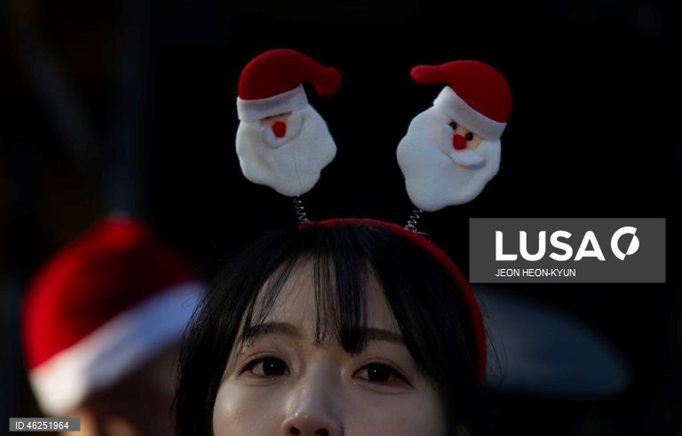 Voluntários sul-coreanos vestidos com trajes de Pai Natal participam de um evento beneficente na véspera de Natal em Seul, Coreia do Sul. A Fundação da Juventude da Coreia organizou o evento, distribuindo presentes a 1.004 crianças carentes.  