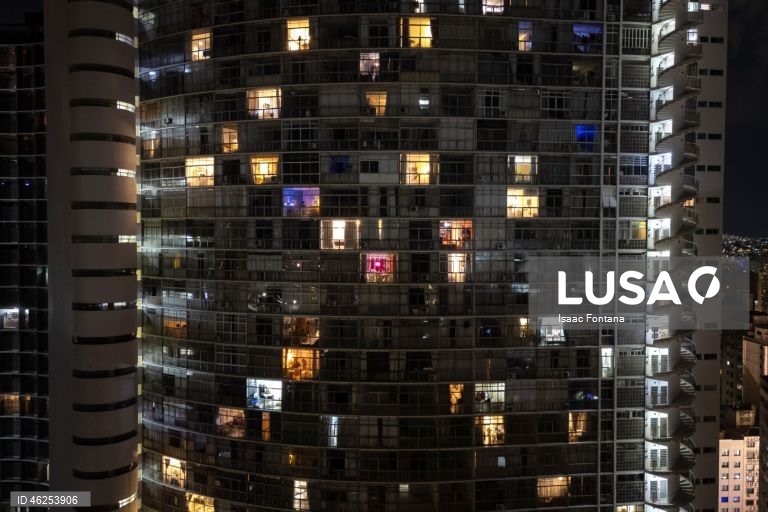 Uma imagem aérea captada por um drone mostra o Edifício Copan na véspera de Natal em São Paulo, Brasil.