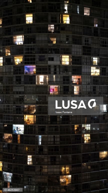 Uma imagem aérea captada por um drone mostra o Edifício Copan na véspera de Natal em São Paulo, Brasil.