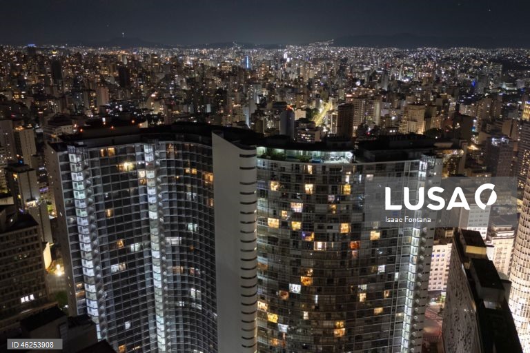 Uma imagem aérea captada por um drone mostra o Edifício Copan na véspera de Natal em São Paulo, Brasil.