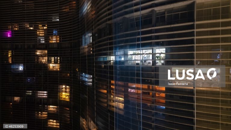 Uma imagem aérea captada por um drone mostra o Edifício Copan na véspera de Natal em São Paulo, Brasil.