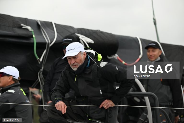 Largada da regata Sydney-Hobart 2025 no Cruising Yacht Club of Australia, em Sydney, Austrália.