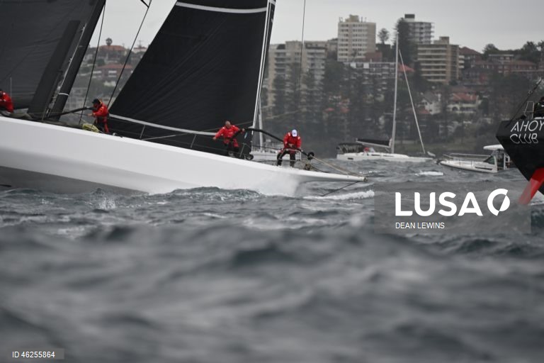 Largada da regata Sydney-Hobart 2025 no Cruising Yacht Club of Australia, em Sydney, Austrália.
