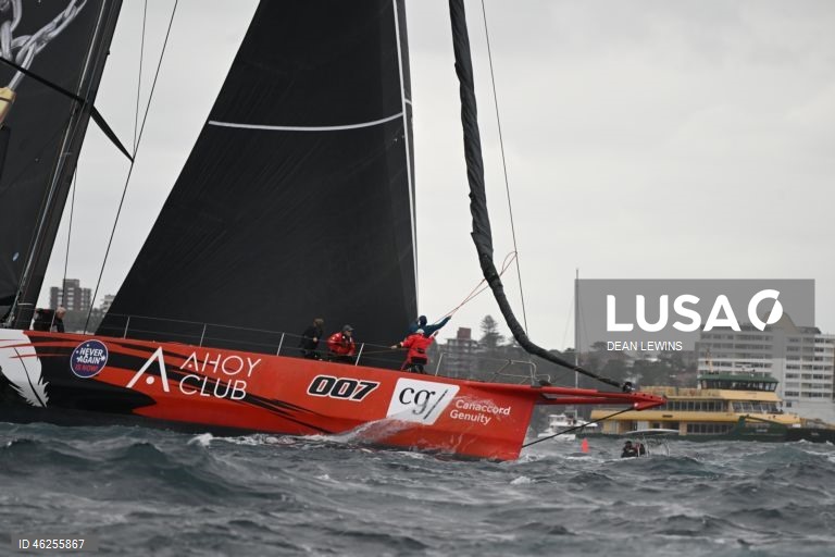 Largada da regata Sydney-Hobart 2025 no Cruising Yacht Club of Australia, em Sydney, Austrália.