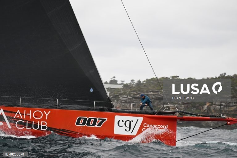 Largada da regata Sydney-Hobart 2025 no Cruising Yacht Club of Australia, em Sydney, Austrália.