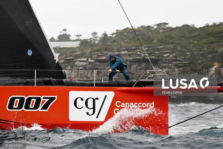 Largada da regata Sydney-Hobart 2025 no Cruising Yacht Club of Australia, em Sydney, Austrália.