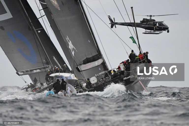 Largada da regata Sydney-Hobart 2025 no Cruising Yacht Club of Australia, em Sydney, Austrália.