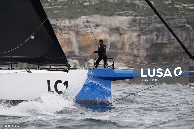 Largada da regata Sydney-Hobart 2025 no Cruising Yacht Club of Australia, em Sydney, Austrália.