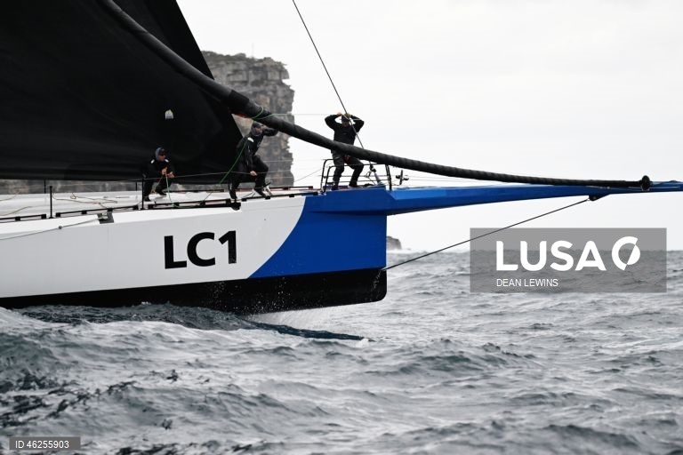 Largada da regata Sydney-Hobart 2025 no Cruising Yacht Club of Australia, em Sydney, Austrália.