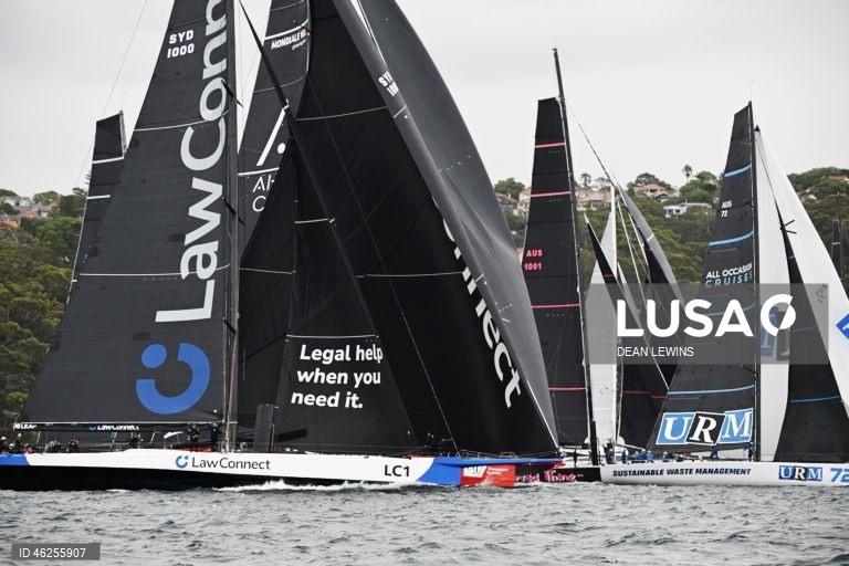 Largada da regata Sydney-Hobart 2025 no Cruising Yacht Club of Australia, em Sydney, Austrália.