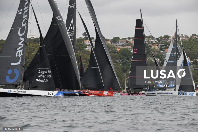 Largada da regata Sydney-Hobart 2025 no Cruising Yacht Club of Australia, em Sydney, Austrália.