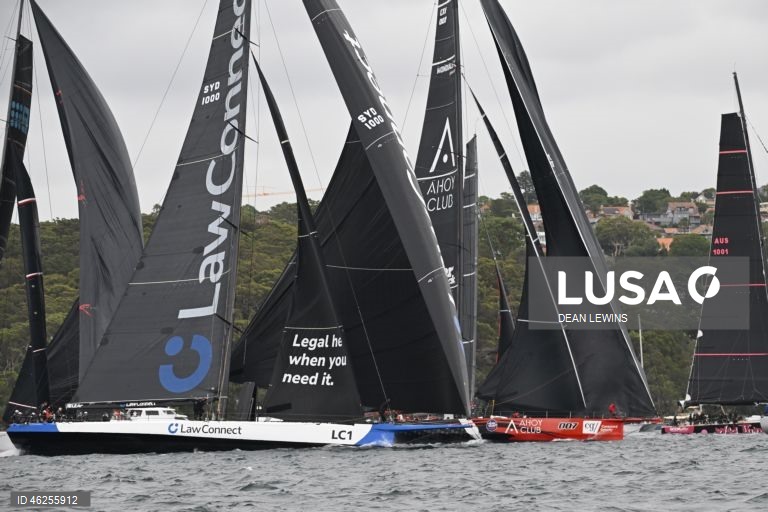 Largada da regata Sydney-Hobart 2025 no Cruising Yacht Club of Australia, em Sydney, Austrália.