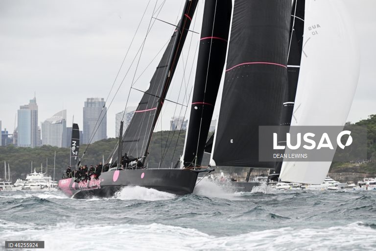 Largada da regata Sydney-Hobart 2025 no Cruising Yacht Club of Australia, em Sydney, Austrália.
