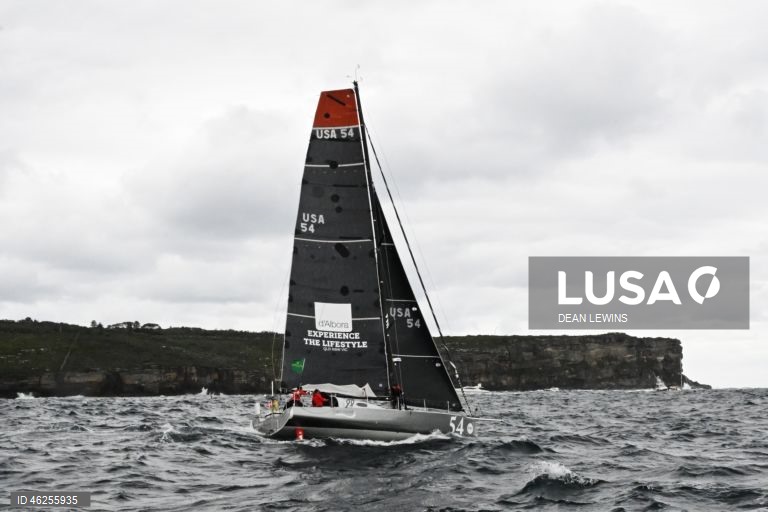 Largada da regata Sydney-Hobart 2025 no Cruising Yacht Club of Australia, em Sydney, Austrália.