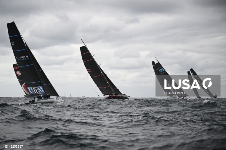 Largada da regata Sydney-Hobart 2025 no Cruising Yacht Club of Australia, em Sydney, Austrália.