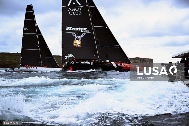 Largada da regata Sydney-Hobart 2025 no Cruising Yacht Club of Australia, em Sydney, Austrália.