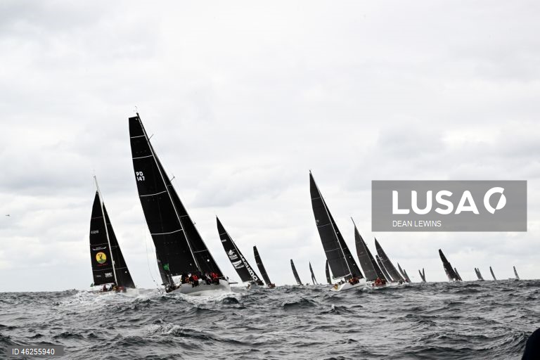 Largada da regata Sydney-Hobart 2025 no Cruising Yacht Club of Australia, em Sydney, Austrália.