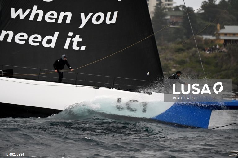 Largada da regata Sydney-Hobart 2025 no Cruising Yacht Club of Australia, em Sydney, Austrália.