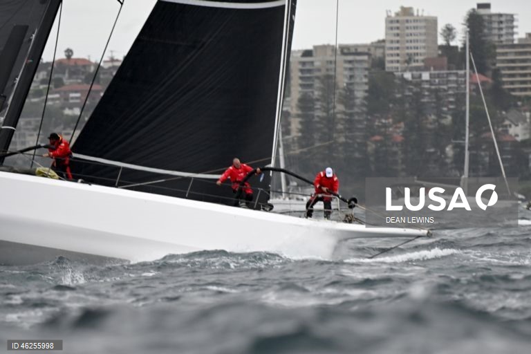 Largada da regata Sydney-Hobart 2025 no Cruising Yacht Club of Australia, em Sydney, Austrália.