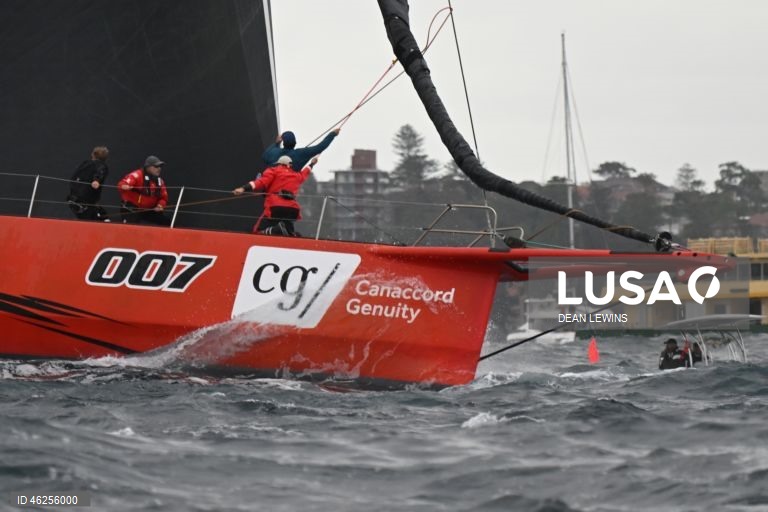 Largada da regata Sydney-Hobart 2025 no Cruising Yacht Club of Australia, em Sydney, Austrália.