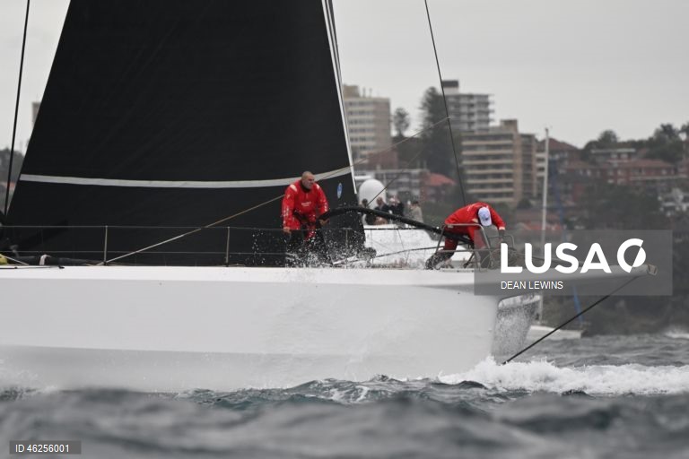 Largada da regata Sydney-Hobart 2025 no Cruising Yacht Club of Australia, em Sydney, Austrália.