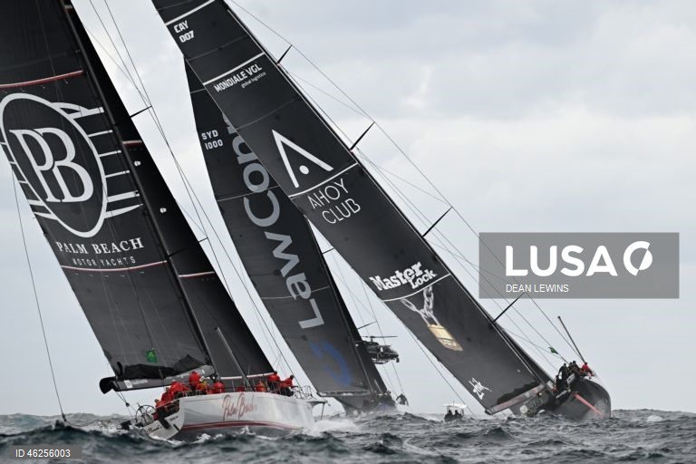Largada da regata Sydney-Hobart 2025 no Cruising Yacht Club of Australia, em Sydney, Austrália.
