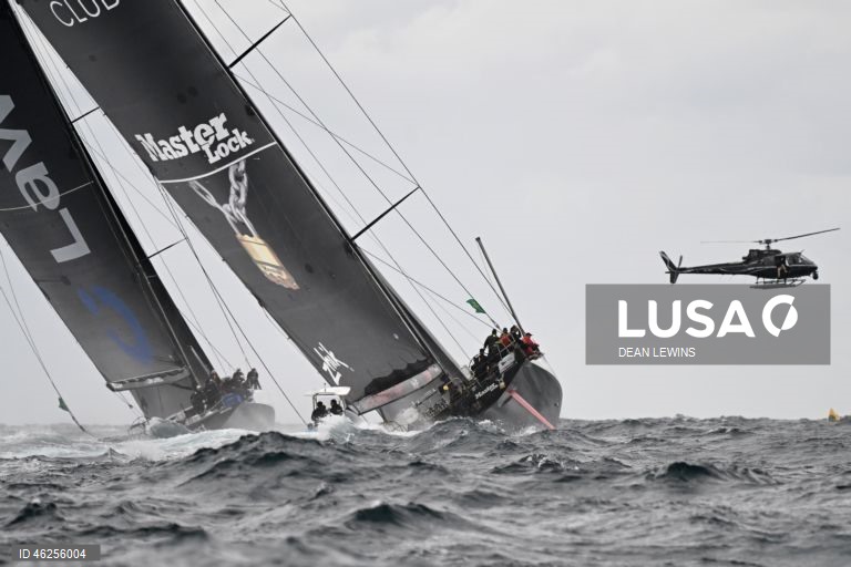 Largada da regata Sydney-Hobart 2025 no Cruising Yacht Club of Australia, em Sydney, Austrália.