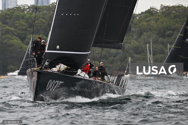 Largada da regata Sydney-Hobart 2025 no Cruising Yacht Club of Australia, em Sydney, Austrália.
