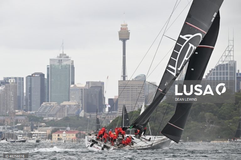 Largada da regata Sydney-Hobart 2025 no Cruising Yacht Club of Australia, em Sydney, Austrália.