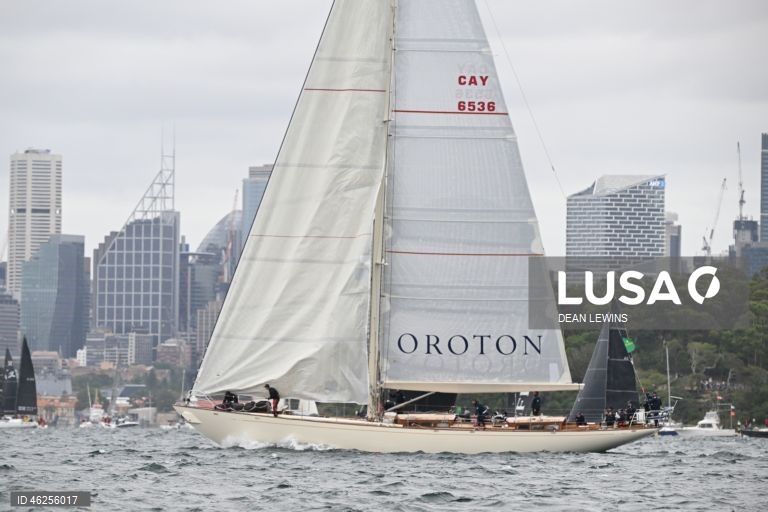 Largada da regata Sydney-Hobart 2025 no Cruising Yacht Club of Australia, em Sydney, Austrália.