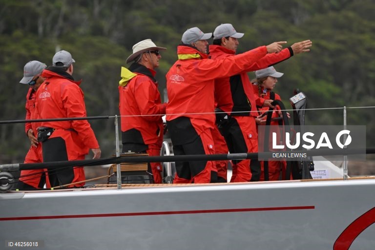 Largada da regata Sydney-Hobart 2025 no Cruising Yacht Club of Australia, em Sydney, Austrália.