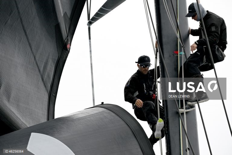 Largada da regata Sydney-Hobart 2025 no Cruising Yacht Club of Australia, em Sydney, Austrália.