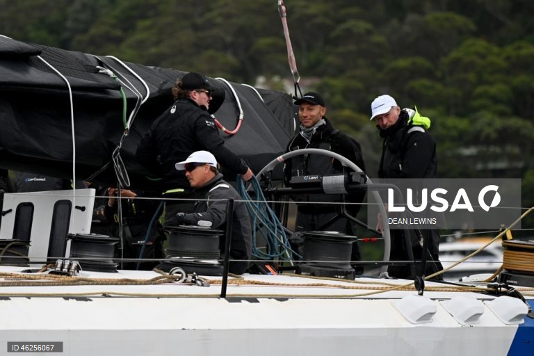 Largada da regata Sydney-Hobart 2025 no Cruising Yacht Club of Australia, em Sydney, Austrália.