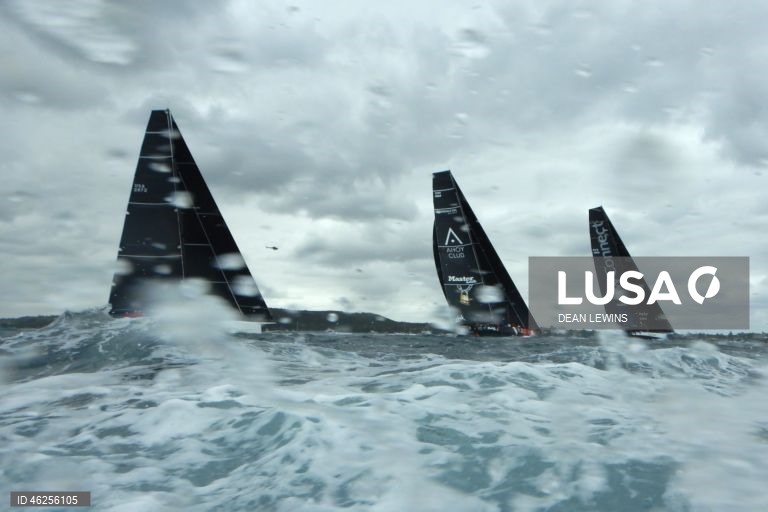 Largada da regata Sydney-Hobart 2025 no Cruising Yacht Club of Australia, em Sydney, Austrália.