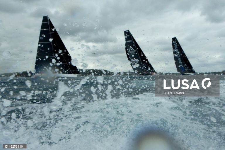 Largada da regata Sydney-Hobart 2025 no Cruising Yacht Club of Australia, em Sydney, Austrália.