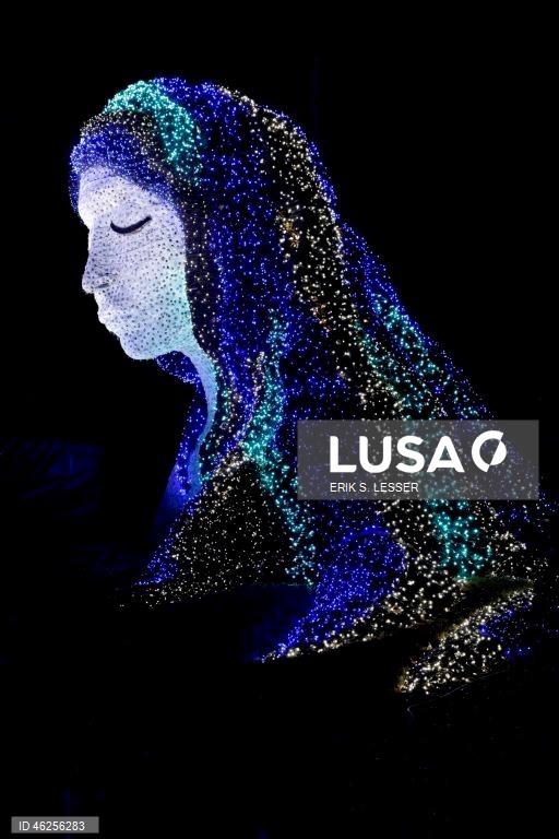 A instalação luminosa «Ice Goddess» é exibida na exposição «Garden Lights, Holiday Nights» do Jardim Botânico de Atlanta, em Atlanta, Geórgia, EUA.