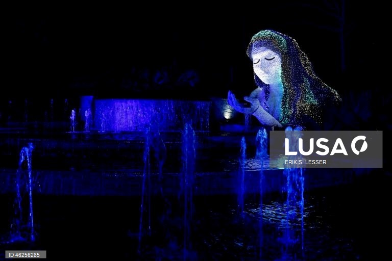 A instalação luminosa «Ice Goddess» é exibida na exposição «Garden Lights, Holiday Nights» do Jardim Botânico de Atlanta, em Atlanta, Geórgia, EUA.