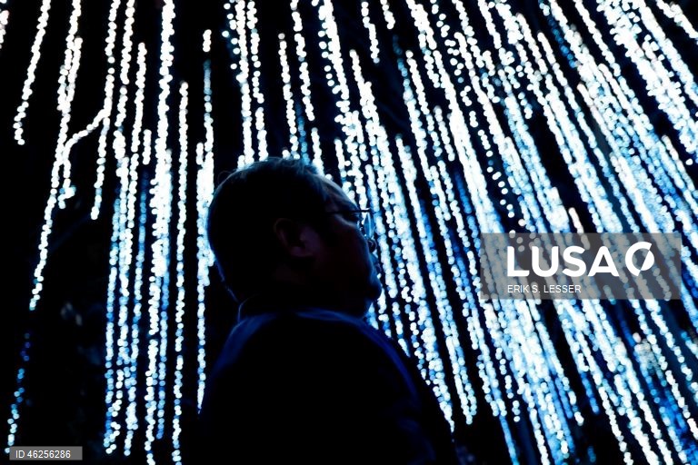 A instalação luminosa «Ice Goddess» é exibida na exposição «Garden Lights, Holiday Nights» do Jardim Botânico de Atlanta, em Atlanta, Geórgia, EUA.