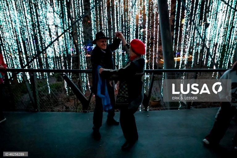 A instalação luminosa «Ice Goddess» é exibida na exposição «Garden Lights, Holiday Nights» do Jardim Botânico de Atlanta, em Atlanta, Geórgia, EUA.