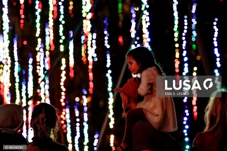 A instalação luminosa «Ice Goddess» é exibida na exposição «Garden Lights, Holiday Nights» do Jardim Botânico de Atlanta, em Atlanta, Geórgia, EUA.