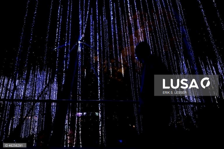 A instalação luminosa «Ice Goddess» é exibida na exposição «Garden Lights, Holiday Nights» do Jardim Botânico de Atlanta, em Atlanta, Geórgia, EUA.