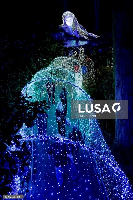 A instalação luminosa «Ice Goddess» é exibida na exposição «Garden Lights, Holiday Nights» do Jardim Botânico de Atlanta, em Atlanta, Geórgia, EUA.